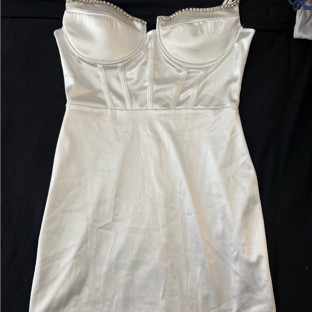 Elegant White Strapless Dress